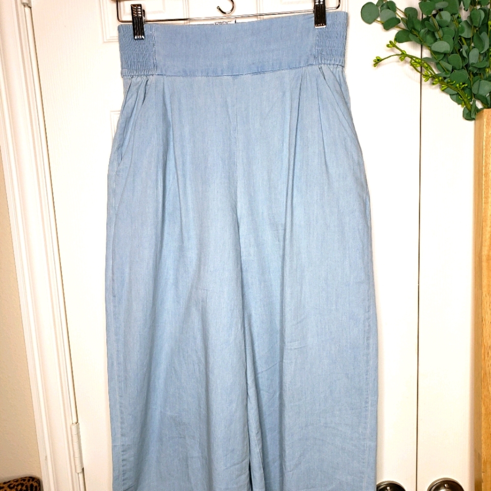 Hi waist chambray wide leg crop pant. Pull om with smock back waistband - Picture 3 of 6